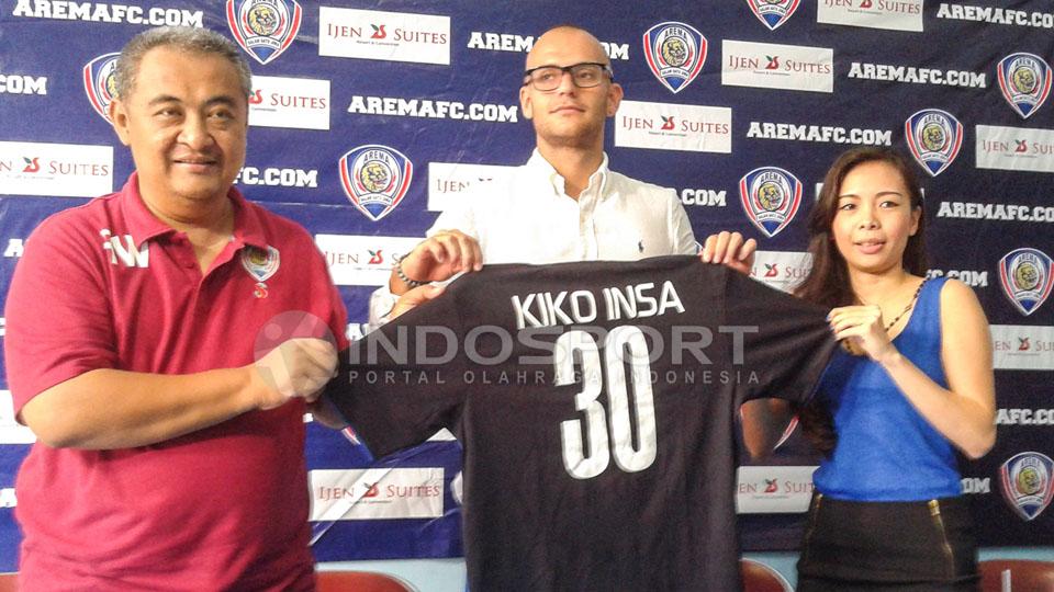 Ruddy%20Widodo%20saat%20memperkenalkan%20Kiko%20Insa%20kepada%20media.